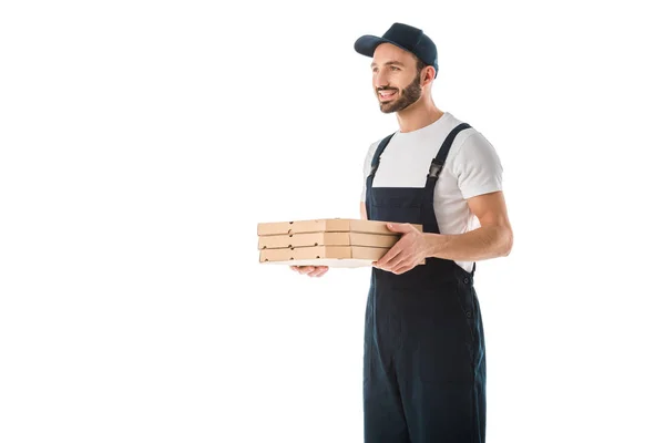 ピザの箱を持ち 白で孤立した目をそらす笑顔の配達人 — ストック写真