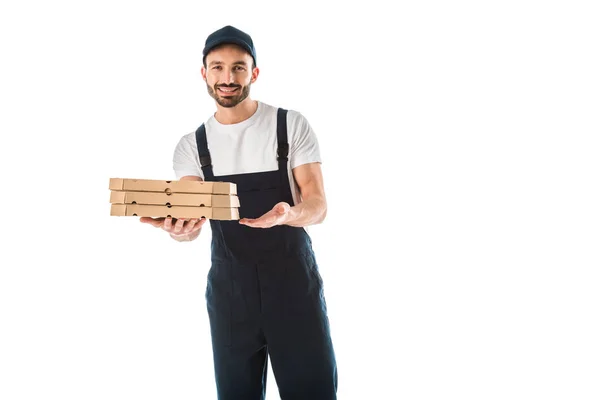 ピザの箱を持った陽気な配達人と白に隔離されたカメラで笑顔 — ストック写真