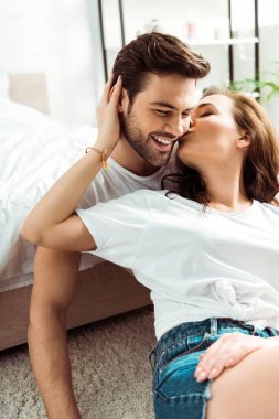 yatak odasında mutlu erkek arkadaşı yanak öpüşme kız arkadaşı 