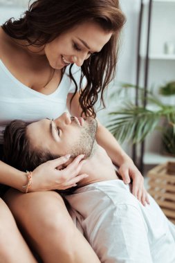mutlu esmer kız kapalı gözlü yakışıklı adam bakıyor 