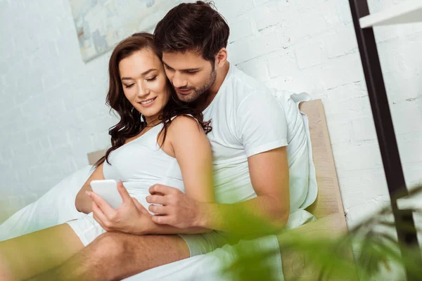 Foco Seletivo Mulher Feliz Usando Smartphone Perto Homem Bonito — Fotografia de Stock