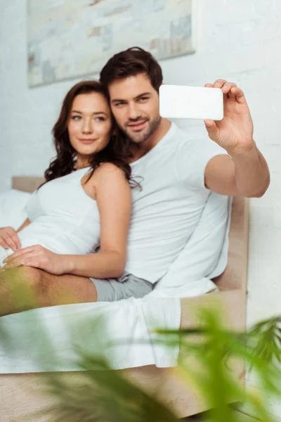 Selective Focus Handsome Man Taking Selfie Attractive Girlfriend Bedroom — Stock Photo, Image