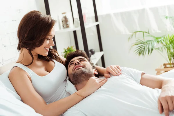 Gelukkige Vriendin Kijken Naar Vriendje Liggend Bed — Stockfoto