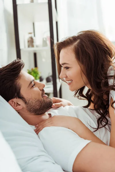 Mujer Feliz Mirando Novio Guapo Mientras Está Acostado Dormitorio — Foto de Stock