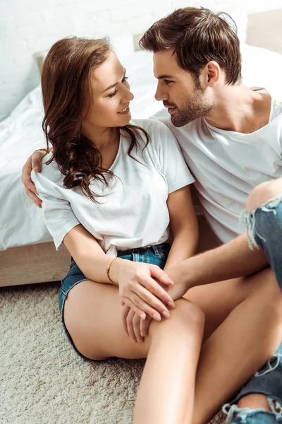 Knappe Man Kijkt Naar Gelukkige Brunette Vriendin Slaapkamer — Stockfoto