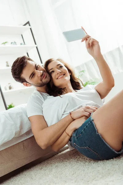 Low Angle View Happy Man Cheerful Woman Taking Selfie Bedroom — Stock Photo, Image
