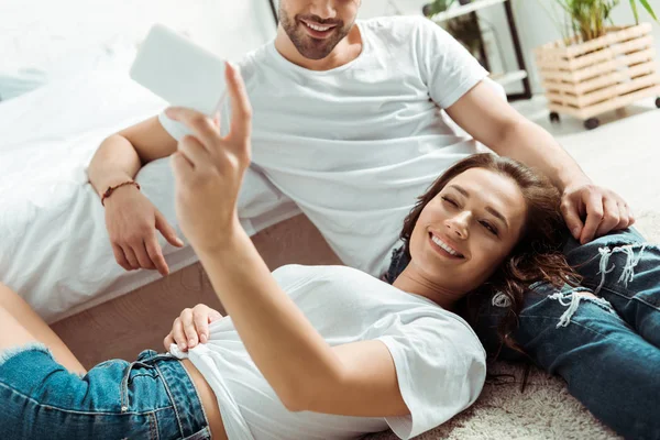 Corte Vista Homem Feliz Perto Alegre Menina Tomando Selfie Smartphone — Fotografia de Stock