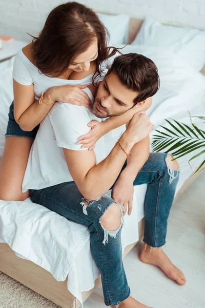 Overhead View Brunette Girl Sitting Bed Hugging Boyfriend — Stock Photo, Image