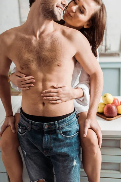 Aantrekkelijk Meisje Zittend Keuken Kijken Naar Gelukkig Shirtless Vriendje — Stockfoto