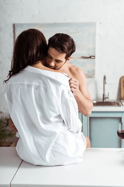 Bonito Sem Camisa Homem Despir Morena Namorada Sentado Mesa — Fotografia de Stock