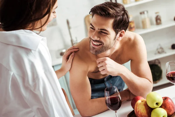 Gelukkig Meisje Kijken Naar Vrolijke Gespierde Vriendje Keuken — Stockfoto