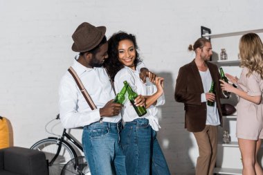 afrikalı-amerikalı erkek ve kadın arkadaşlarının yakınında gülümseyen seçici odak 