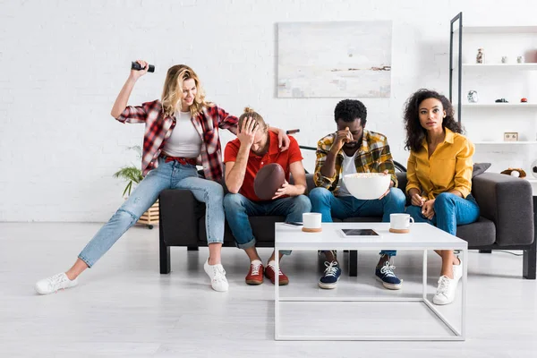 Multicultural Young Friends Sitiing Couch Experiencing Different Emotions While Watching — Stock Photo, Image