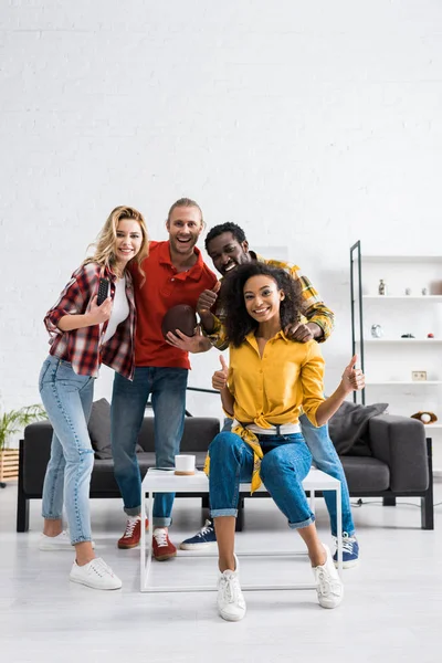 Cuatro Felices Sonrientes Amigos Multiculturales Pasando Tiempo Juntos Casa — Foto de Stock