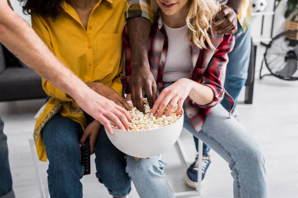 Cropped View Four Multicultural Friends Bowl Popcorn Living Room — Stock Photo, Image