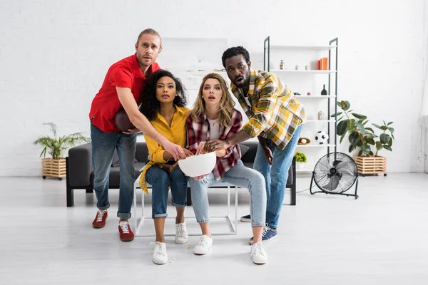 Cuatro Amigos Multiculturales Emocionados Viendo Juego Deportivo Sosteniendo Tazón Deliciosas — Foto de Stock