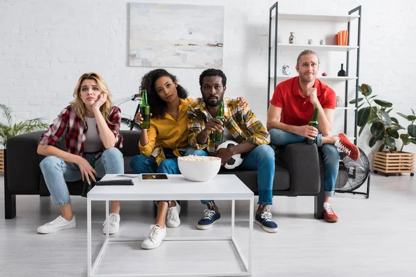 Upset Multicultural Friends Watching Championship Living Room — Stock Photo, Image