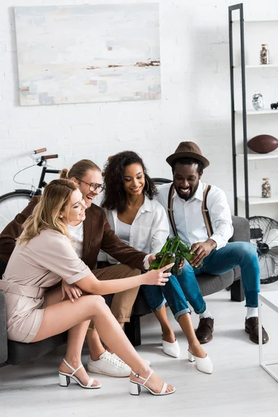 Hommes Multiculturels Joyeux Griller Avec Des Femmes Heureuses Dans Salon — Photo