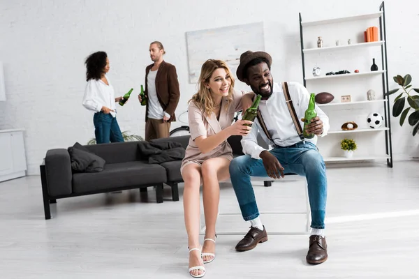 Enfoque Selectivo Mujer Alegre Sonriendo Cerca Hombre Afroamericano Con Cerveza — Foto de Stock