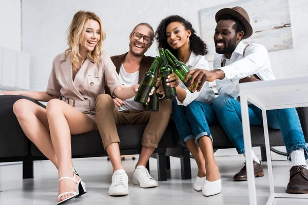 Baixo Ângulo Visão Homens Multiculturais Alegres Brindar Com Mulheres Felizes — Fotografia de Stock