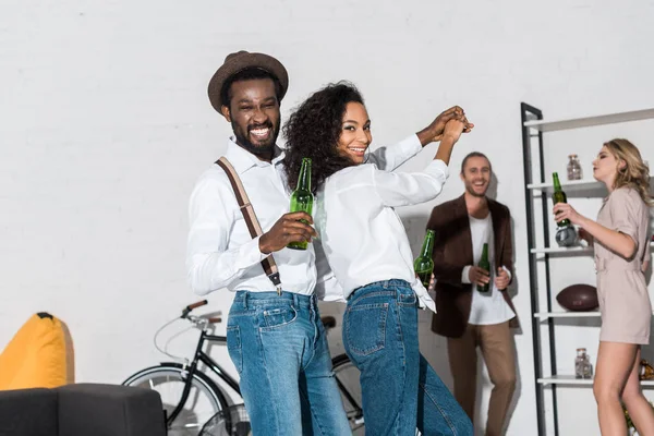 Enfoque Selectivo Hombre Mujer Afroamericanos Bailando Cerca Amigos —  Fotos de Stock