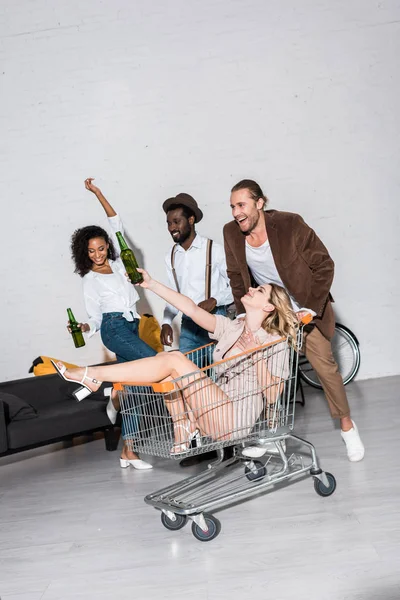 Vidám Lány Lovaglás Bevásárlókosárban Közelében Multikulturális Boldog Barátok — Stock Fotó
