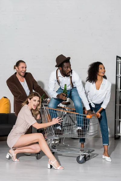 Schöner Afrikanisch Amerikanischer Mann Reitet Einkaufswagen Der Nähe Glücklicher Freunde — Stockfoto