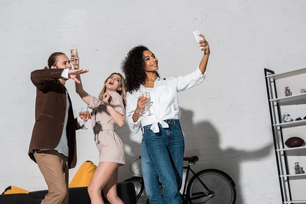 Vista Ángulo Bajo Atractiva Chica Afroamericana Tomando Selfie Con Amigos — Foto de Stock