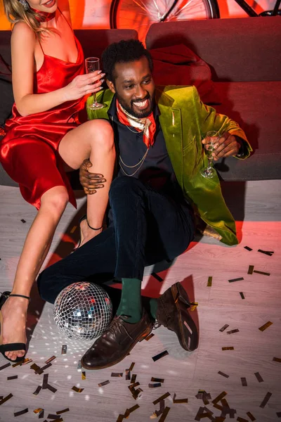 Vista Cortada Mulher Vestido Vermelho Sentado Perto Homem Americano Africano — Fotografia de Stock