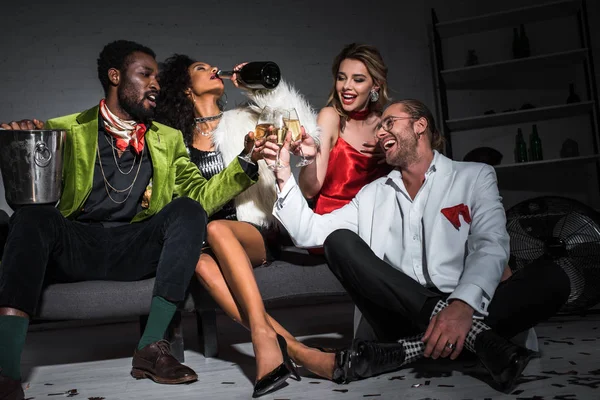 şampanya bardakları clinking çok kültürlü arkadaşlar yakınında şişeden içme afrikalı Amerikalı kız düşük açı görünümü 