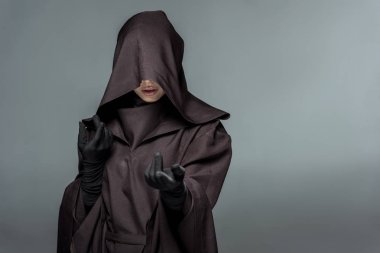 gri izole ölüm kostümü gesturing kadının ön görünümü