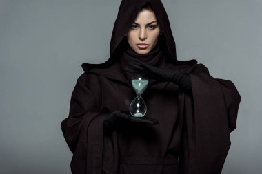 gri izole kum saat tutan ölüm kostümü kadının ön görünümü