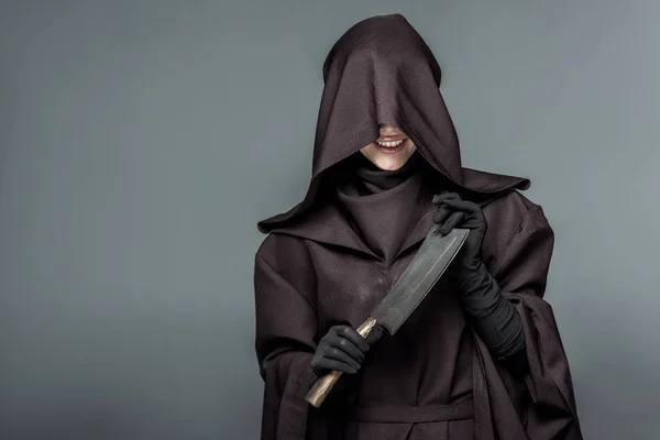 Lachende Vrouw Death Costume Holding Cleaver Geïsoleerd Grijs — Stockfoto