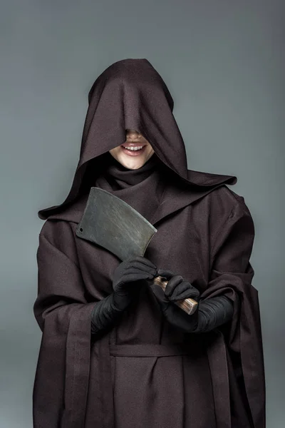 Lachende Vrouw Death Costume Holding Cleaver Geïsoleerd Grijs — Stockfoto