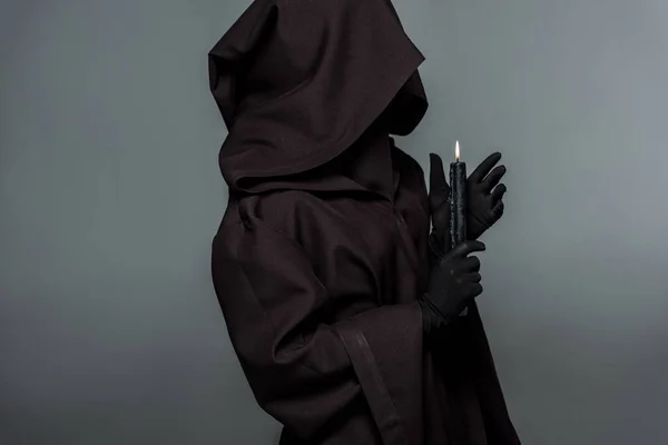 Γυναίκα Στο Κοστούμι Του Θανάτου Κρατώντας Αναμμένο Κερί Απομονώνονται Γκρι — Φωτογραφία Αρχείου