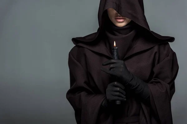 灰色に隔離された燃えるろうそくを保持する死の衣装の女性の部分的なビュー — ストック写真