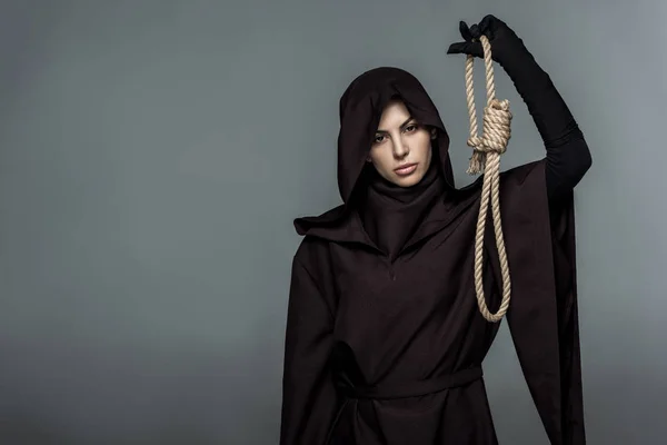 Kobieta Kostiumie Śmierci Trzymając Wiszącą Pętlę Szarości — Zdjęcie stockowe