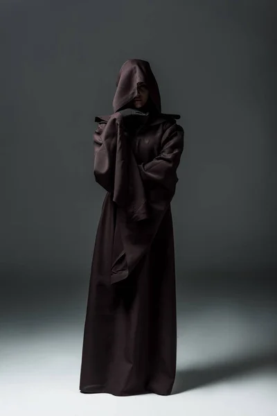 Gri Üzerinde Ölüm Kostümü Kadın Tam Uzunlukta Görünümü — Stok fotoğraf