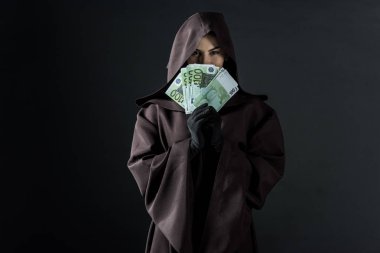 siyah izole euro banknotlar tutan ölüm kostümü kadının ön görünümü