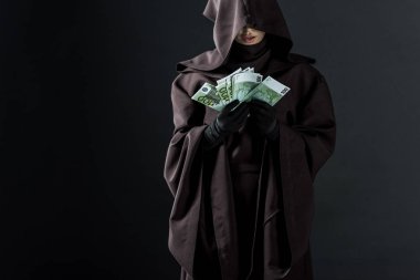 siyah izole euro banknotlar tutan ölüm kostümü kadın kırpılmış görünümü