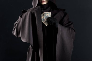 Kiev, Ukrayna - 18 Nisan 2019: siyah üzerinde izole tarot kartları tutan ölüm kostümü kadın kırpılmış görünümü