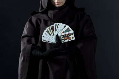 Kiev, Ukrayna - 18 Nisan 2019: siyah üzerinde izole tarot kartları tutan ölüm kostümü kadın kırpılmış görünümü