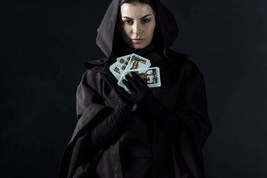 Kiev, Ukrayna - 18 Nisan 2019: siyah üzerinde izole tarot kartları tutan ölüm kostümü kadın ön görünümü