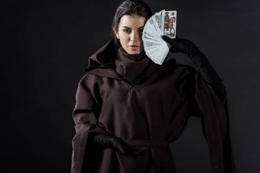 Kiev, Ukrayna - 18 Nisan 2019: siyah üzerinde izole tarot kartları tutan ölüm kostümü kadın ön görünümü