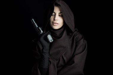 ölüm kostümü içinde güzel kadın siyah izole silah tutan