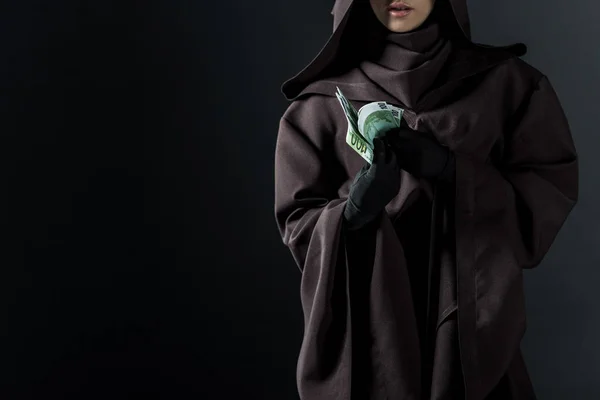 Siyah Izole Euro Banknotlar Tutan Ölüm Kostümü Kadın Kırpılmış Görünümü — Stok fotoğraf