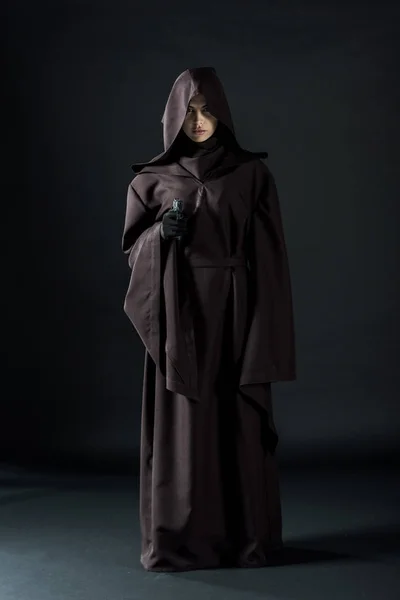 Volledige Lengte Weergave Van Vrouw Death Costume Richten Gun Camera — Stockfoto