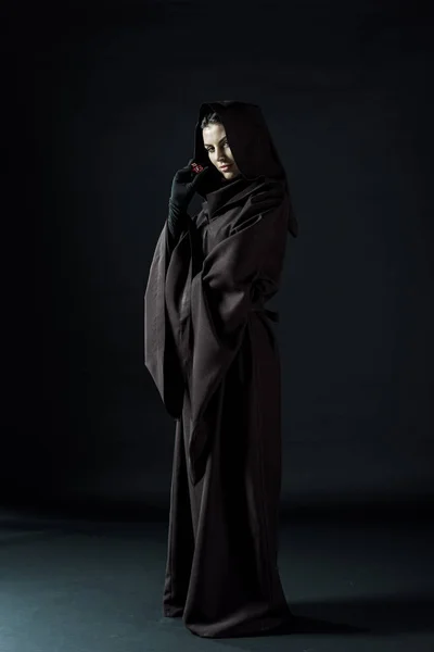 Pleine Longueur Vue Femme Costume Mort Tenant Dés Sur Noir — Photo