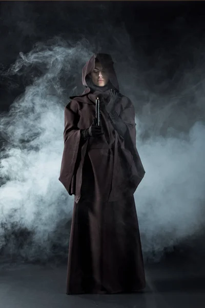 Pohled Ženu Kostýmech Smrti Svíčkou Dýmu Černém — Stock fotografie