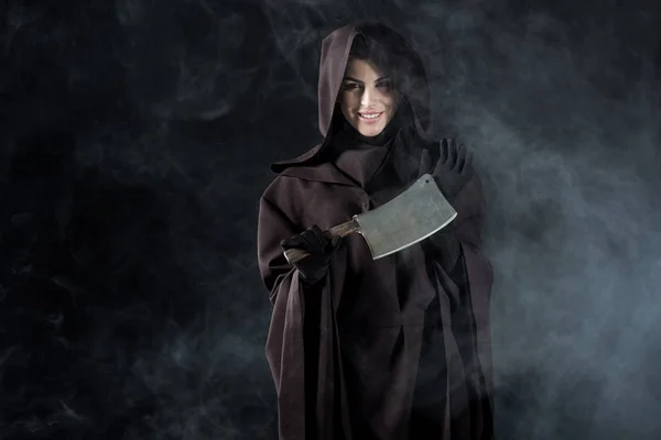 Vrouw Dood Kostuum Houden Hakmes Rook Zwart — Stockfoto